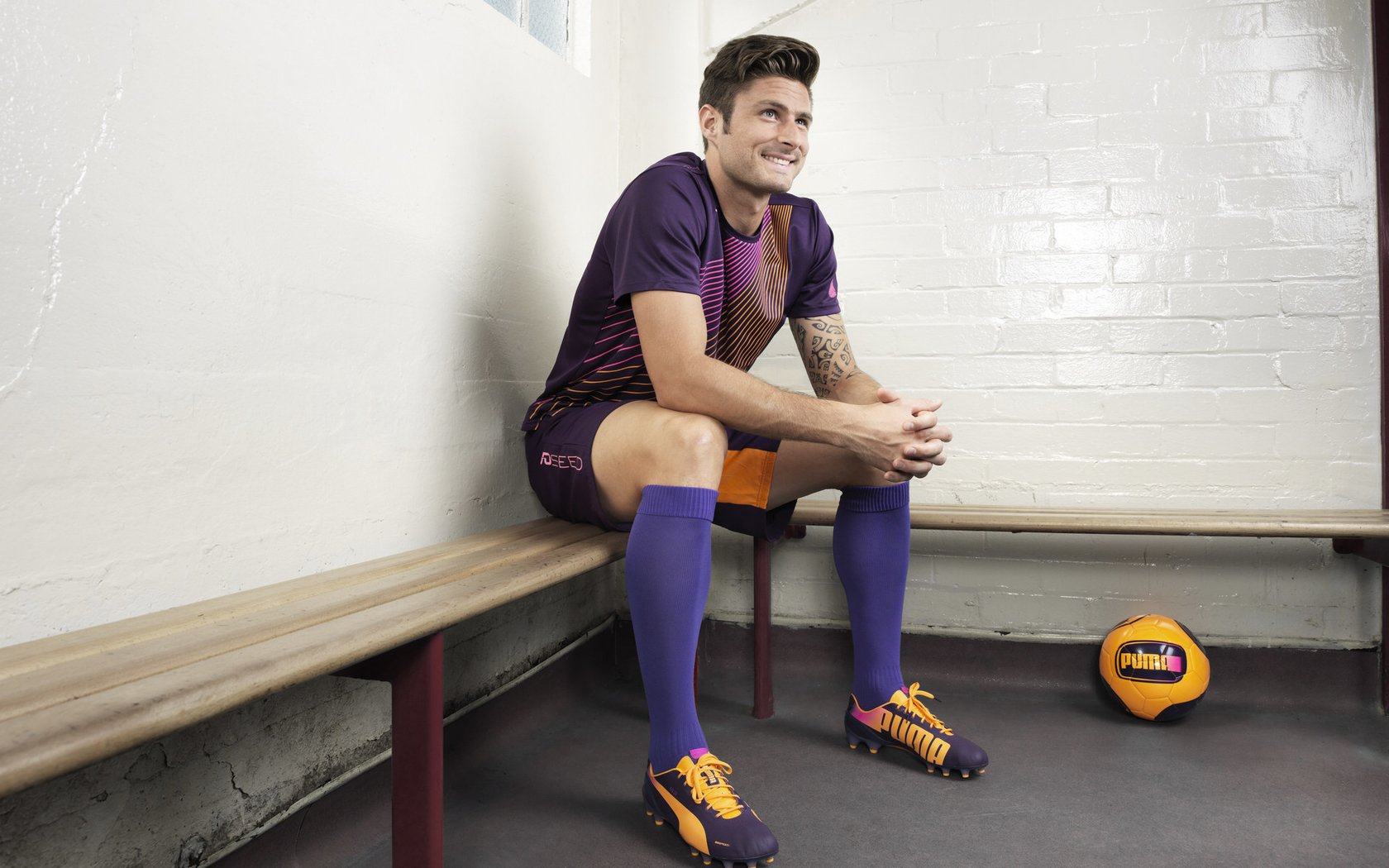 C罗赠球迷签名球引发热烈反响，c罗的签字